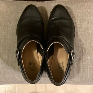 Flex woman’s size 7 low cut heal loafer.